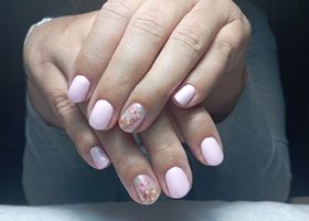 Pastelově růžové nehty s motýlem – Modeláž nehtů Brno – Nehty Ilona