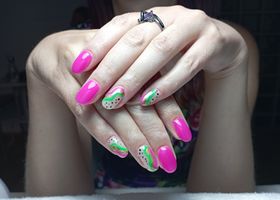 Neonově růžové a zelené nehty s detaily – Gelové nehty fotogalerie – Nehty Ilona