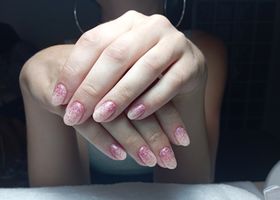 Pleťově růžové gelové nehty s třpytkami – Gelové nehty Brno – Nehty Ilona