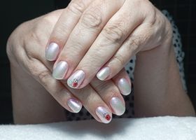 Bílo-stříbrné nehty s beruškou – Nehtové studio Brno – Nehty Ilona