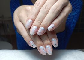 Jemné, pleťové nehty se světle modrým detailem – Modeláž nehtů Brno – Nehty Ilona