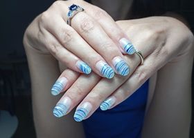 Světlé nehty s čárami v odstínech modré – Gelové nehty fotografie – Nehty Ilona
