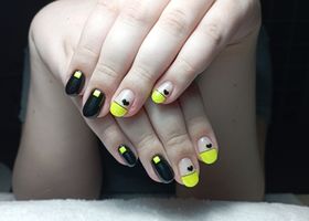 Neonově žluté a černé nehty s pravidelnými vzory – Gelové nehty fotogalerie – Nehty Ilona
