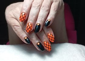 Oranžovo-černé nehty se šachovnicemi – Modeláž nehtů Brno – Nehty Ilona