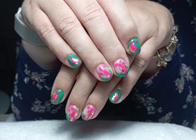 Kobaltově zelené nehty s růžovými skvrnami – Nehtové studio Brno – Nehty Ilona
