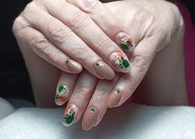 Krémově hnědé nehty s podzimními odstíny – Gelové nehty fotografie – Nehty Ilona