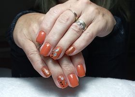Oranžové nehty s podzimní tematikou – Nehtové studio Brno – Nehty Ilona