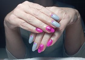 Šedo-růžové gelové nehty s malým detailem – Gelové nehty fotogalerie – Nehty Ilona