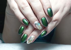 Olivově zelené nehty se zlatým leskem – Nehty foto – Nehty Ilona