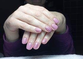 Pastelově růžové nehty se třpytkami – Gelové nehty fotogalerie – Nehty Ilona