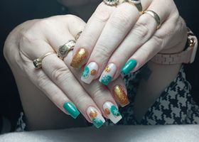 Jadeitově zelené a třpytivě zlaté nehty – Gelové nehty fotogalerie – Nehty Ilona