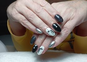 Černo-bílé nehty s jemnými detaily – Nehty foto – Nehty Ilona