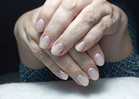 Přirozené gelové nehty se stříbrnými třpytkami – Modeláž nehtů Brno – Nehty Ilona