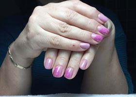 Barbie růžové nehty doplněné třpytkami – Nehty foto – Nehty Ilona