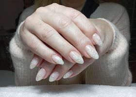 Jemně bílé, skoro průsvitné, zimní nehty – Gelové nehty fotografie – Nehty Ilona