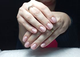 Přirozeně růžové nehty – Modeláž nehtů Brno – Nehty Ilona