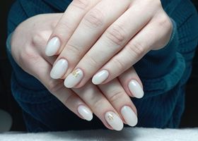 Krémově bíle nehty se zlatavou vločkou – Gelové nehty fotografie – Nehty Ilona