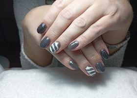 Tmavě šedé gelové nehty s rozmanitými detaily