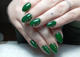 Tmavě zelené nehty s jemným vánočním detailem – Nehtové studio Brno – Nehty Ilona