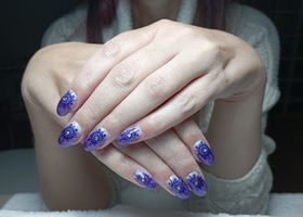 Fialovobílé nehty s modrou sněhovou vločkou – Nehty foto – Nehty Ilona