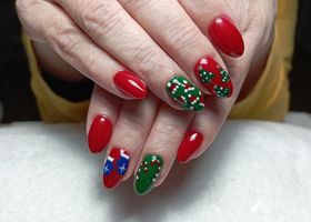 Červeno-zelené vánoční nehty – Gelové nehty fotografie – Nehty Ilona