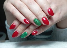 Červené nehty se třpytivě zeleným lakem na prsteníčku – Gelové nehty fotogalerie – Nehty Ilona
