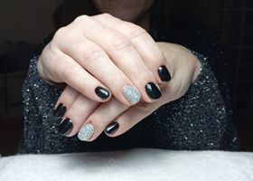 Černé nehty se stříbrnými prsteníčky – Nehtové studio Brno – Nehty Ilona