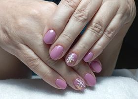 Tmavě růžové nehty se sněhovými vločkami – Gelové nehty fotogalerie – Nehty Ilona