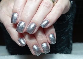 Třpytivé stříbrné nehty na Vánoce – Gelové nehty fotografie – Nehty Ilona