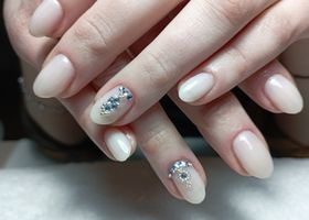 Krémové gelové nehty s kamínky – Modeláž nehtů Brno – Nehty Ilona