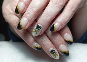 Gelové nehty s černo-zlatými detaily na špičkách – Gelové nehty fotogalerie – Nehty Ilona