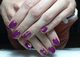 Tmavě fialové gelové nehty s leskem – Gelové nehty fotogalerie – Nehty Ilona
