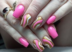 Neonově růžové nehty se zlato-bílými detaily – Gelové nehty Brno – Nehty Ilona