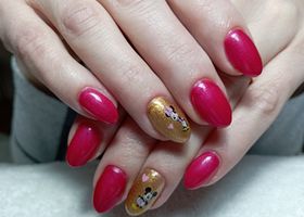 Růžovočervené nehty se zlatým prsteníčkem – Nehtové studio Brno – Nehty Ilona