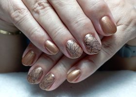 Bronzové gelové nehty s hnědým detailem – Nehty foto – Nehty Ilona