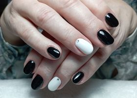 Černo-bíle nehty – Gelové nehty fotografie – Nehty Ilona