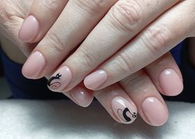 Narůžovělé gelové nehty s černou kočkou – Modeláž nehtů Brno – Nehty Ilona