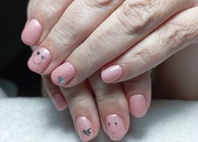 Pastelové, růžové nehty s leskem a smajlíkem – Gelové nehty fotogalerie – Nehty Ilona