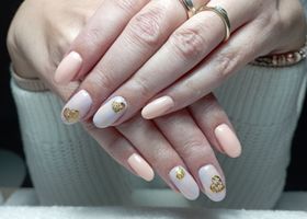 Krémové nehty s jemnou, meruňkovou barvou a zlatým srdíčkem – Nehtové studio Brno – Nehty Ilona