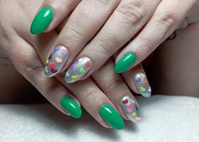 Zelené nehty s barevnými srdíčky, zasypané akrylem na stříbrném podkladu – Nehty foto – Nehty Ilona