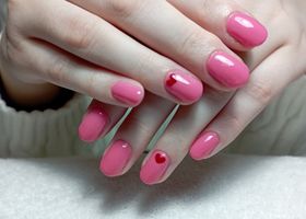 Krátké, růžové gelové nehty s malovanými srdíčky – Modeláž nehtů Brno – Nehty Ilona