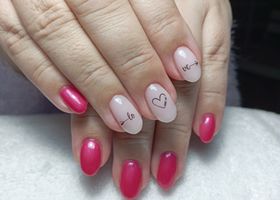 Sytá, perleťová růžová s nálepkami na lehce růžovém podkladu – Nehty foto – Nehty Ilona