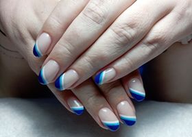 Efektní, modro-bílé špičky na nude základu – Modeláž nehtů Brno – Nehty Ilona