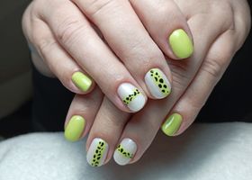 Zelenožluté nehty s proužky, dozdobené černými flíčky na mléčném podkladu – Gelové nehty Brno – Nehty Ilona