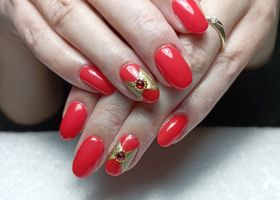 Jasně červené nehty se zlatým zdobením a kamínkem – Gelové nehty fotografie – Nehty Ilona