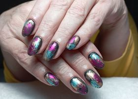 Černé nehty, zdobené barevnými fóliemi v matném provedení – Gelové nehty fotogalerie – Nehty Ilona
