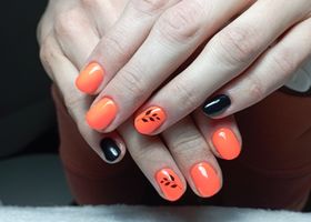 Oranžové nehty s černými lístky – Modeláž nehtů Brno – Nehty Ilona
