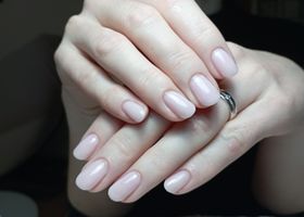 Gelové nehty s krásnou soft růžovou – Gelové nehty fotografie – Nehty Ilona