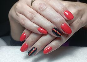 Červené nehty s puntíky na černém podkladu – Gelové nehty fotogalerie – Nehty Ilona