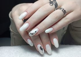 Mléčně bíle nehty s abstraktním zdobením – Modeláž nehtů Brno – Nehty Ilona